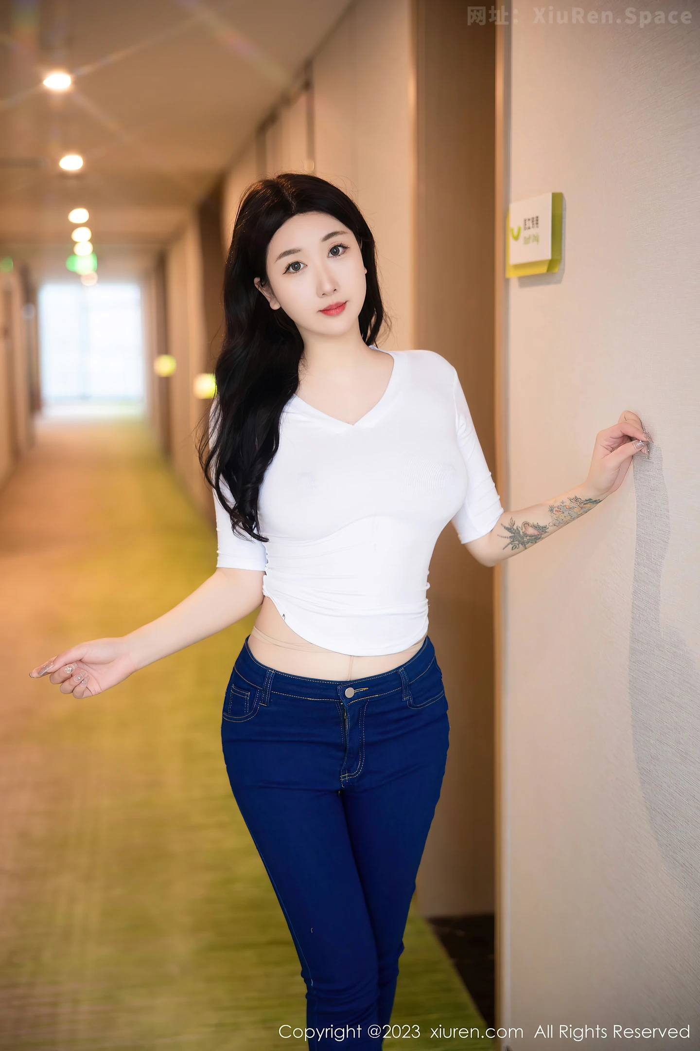 图片[3]-[XiuRen秀人网]2023.04.13 NO.6570 性感人妻 江真真 白色短袖与紧身牛仔裤加肉丝美腿私房写真集-秀人网官方网站